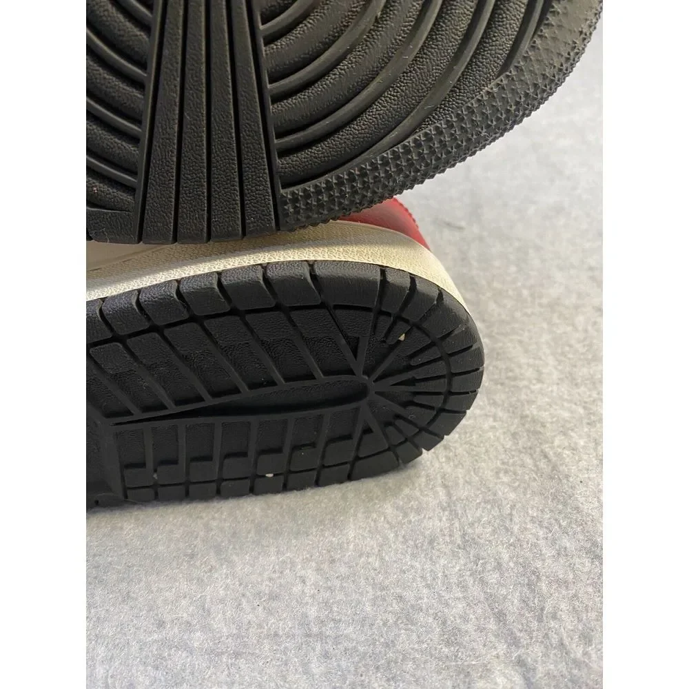Size 6.5 - Jordan 1 Mid Chicago Black Toe 554724-069‎